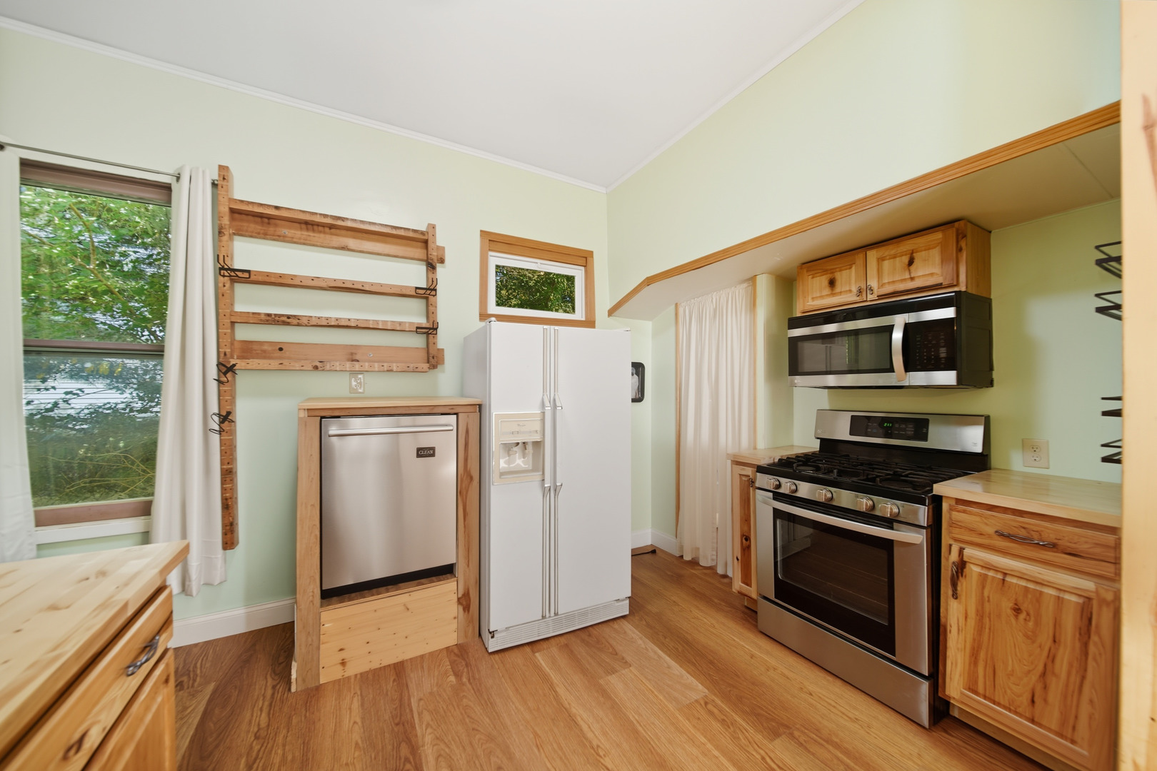 318 East McKenney Street Dixon, IL 61021 - Photo 17 of 36 a kitchen with granite countertop wooden floors and stainless steel appliances