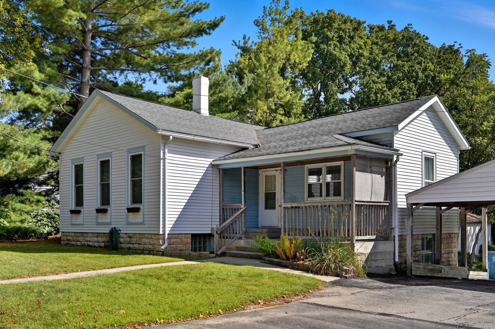 318 East McKenney Street Dixon, IL 61021 - Photo 2 of 36 a front view of a house with garden