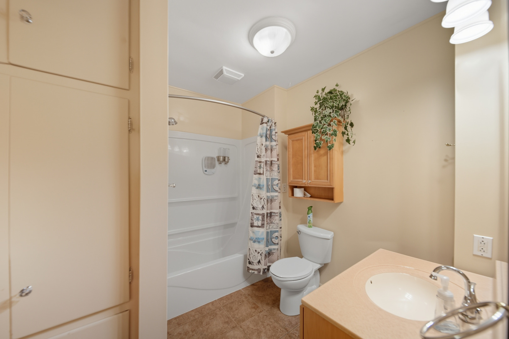 318 East McKenney Street Dixon, IL 61021 - Photo 26 of 36 a bathroom with a sink toilet and shower