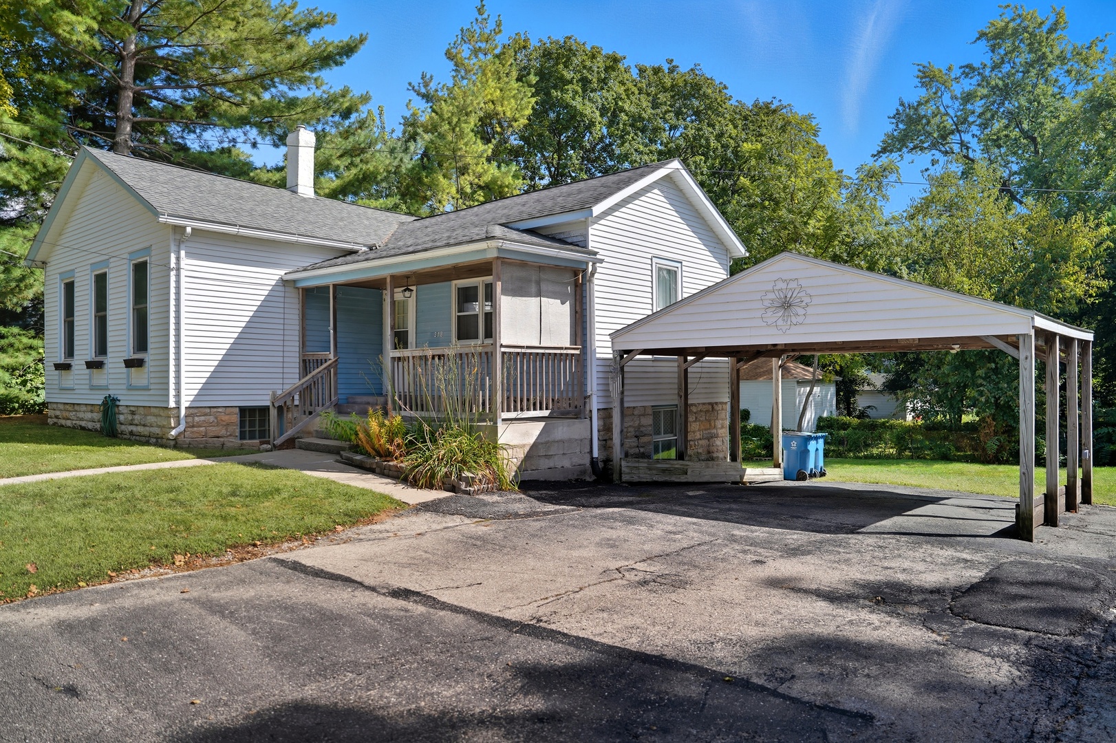 318 East McKenney Street Dixon, IL 61021 - Photo 5 of 36 a front view of a house with garden