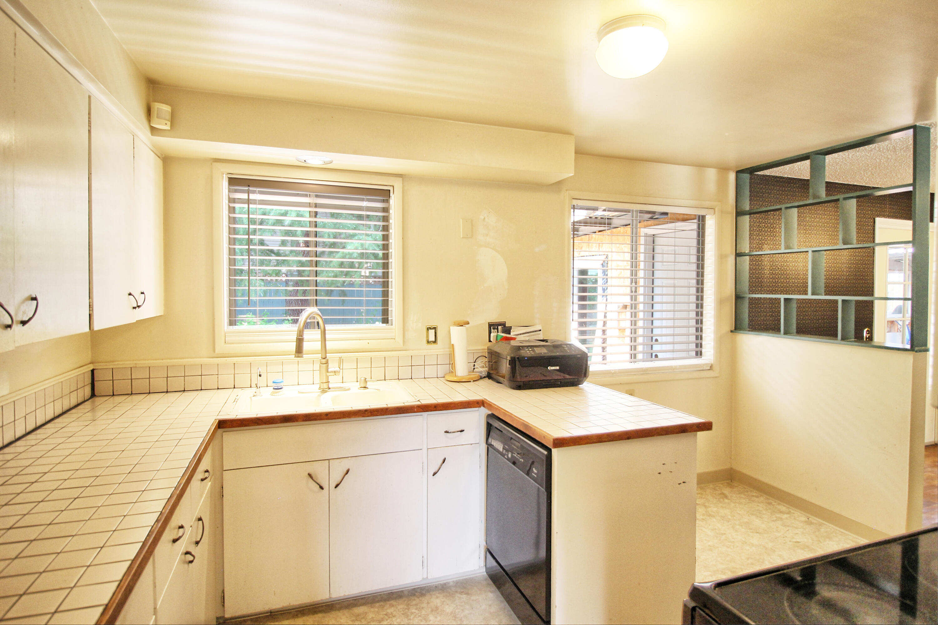 1912 Crestbrook Road Medford, OR 97504 - Photo 18 of 36 CrestbrookKitchenC