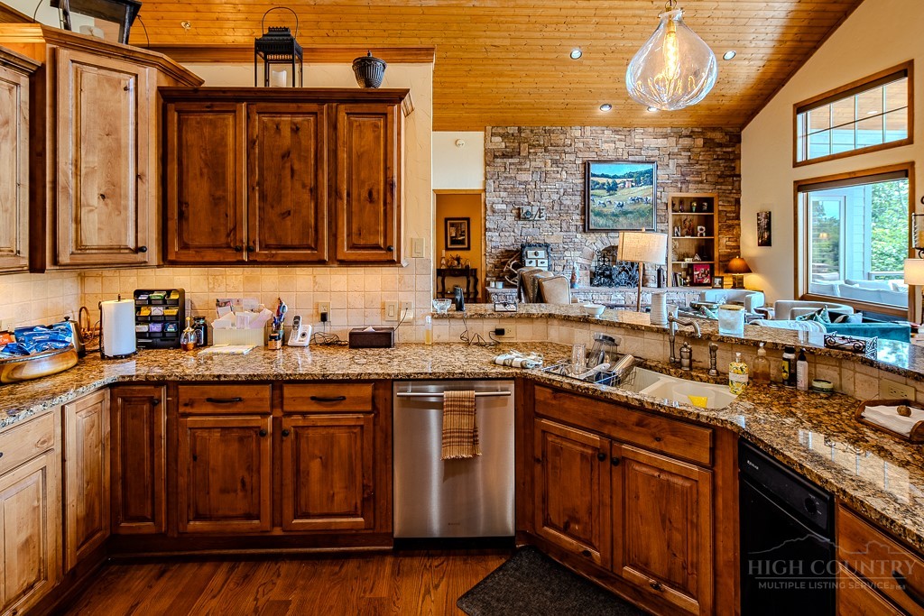 1031 Ridge Drive Linville, NC 28646 - Photo 11 of 35 Gallery Image 11
