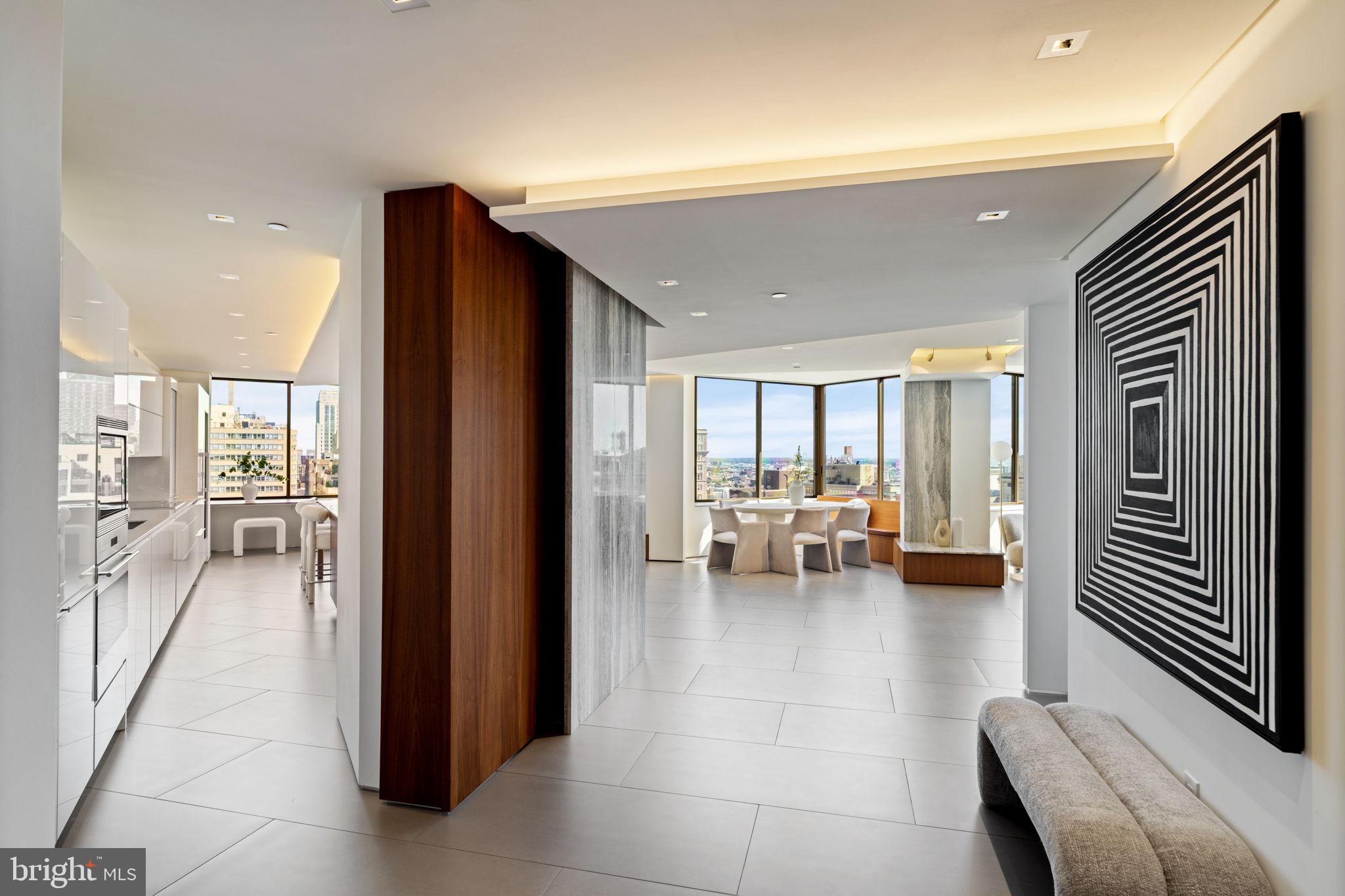 Enter to massive 36 Windows overlooking the Square