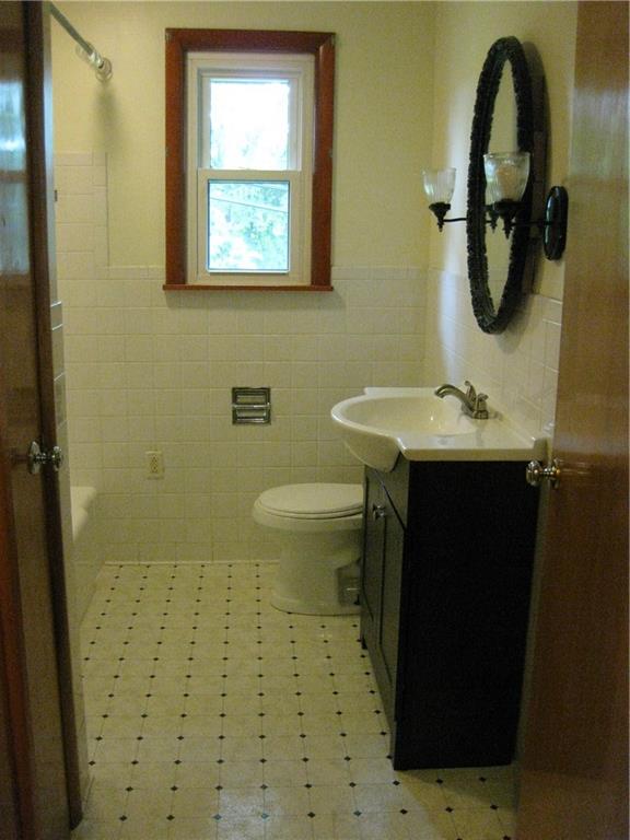 135 K Row McKees Rocks, PA 15136 - Photo 15 of 25 Full Bathroom
