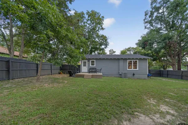 $185,000 | 105 Holcomb Street, Frankston, TX 75763