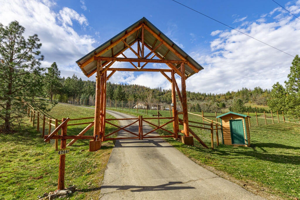 4766 Andrews Road Medford, OR 97501 - Photo 3 of 71 Gated entrance
