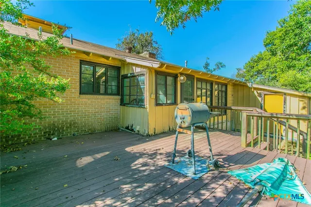 a view of house with garden