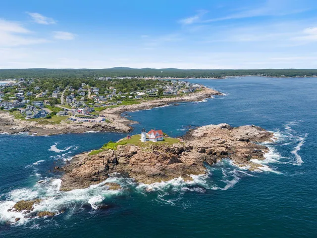 $349,000 | 18 Woodside Meadow Road, Unit 4, York, ME 03909