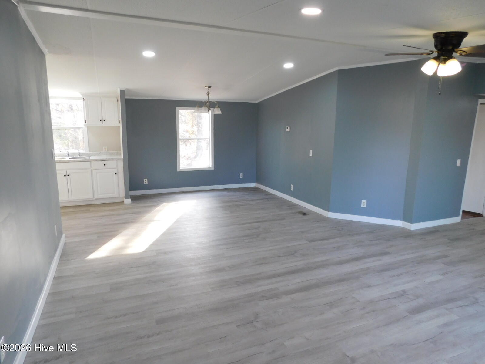 660 Seashell Drive Kinston, NC 28504 - Photo 8 of 24 Living room/dining