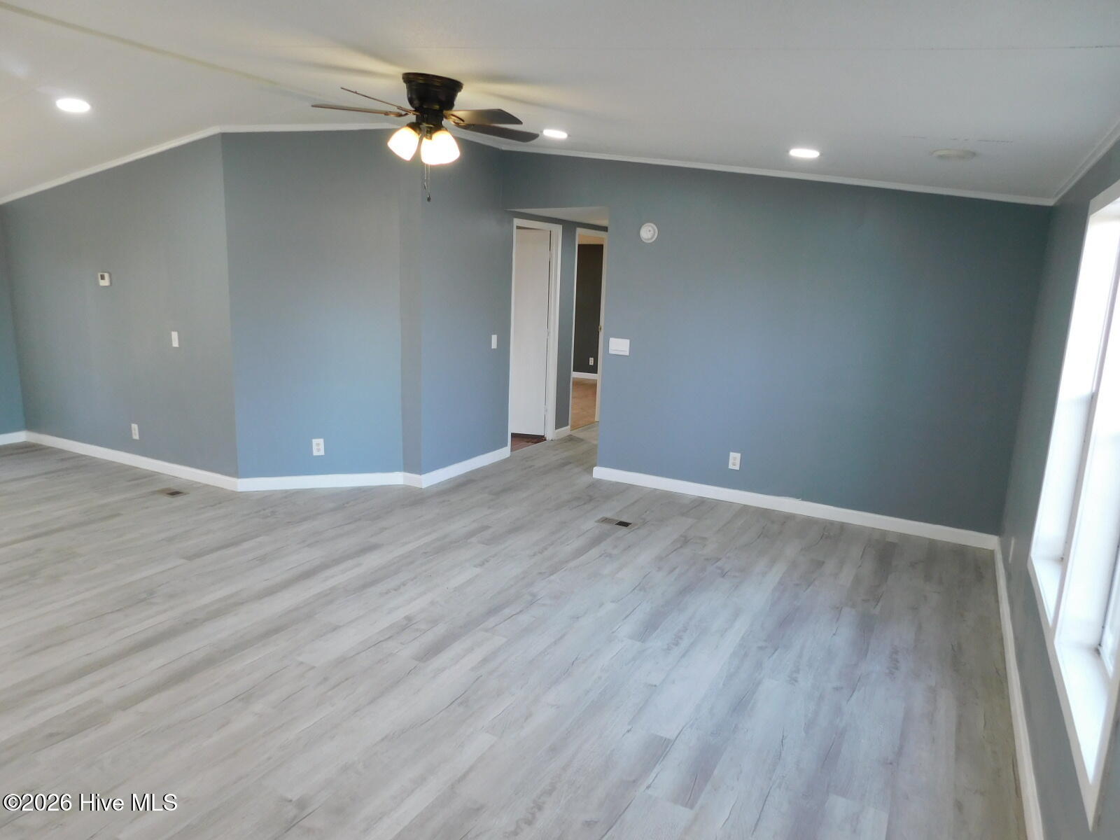 660 Seashell Drive Kinston, NC 28504 - Photo 9 of 24 Living room