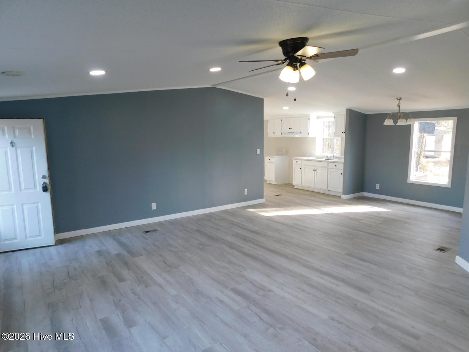 660 Seashell Drive Kinston, NC 28504 - Photo 10 of 24 Living room