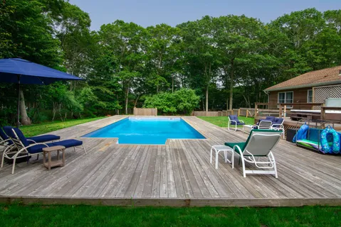 a chair and table sitting in backyard of house