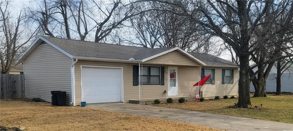 427 North Vermont Street Iola, KS 66749 - Photo 2 of 26