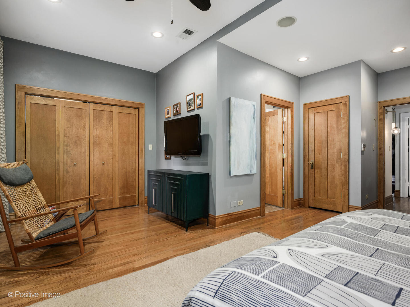 225 Clinton Avenue Oak Park, IL 60302 - Photo 21 of 37 a bedroom with a bed and a television