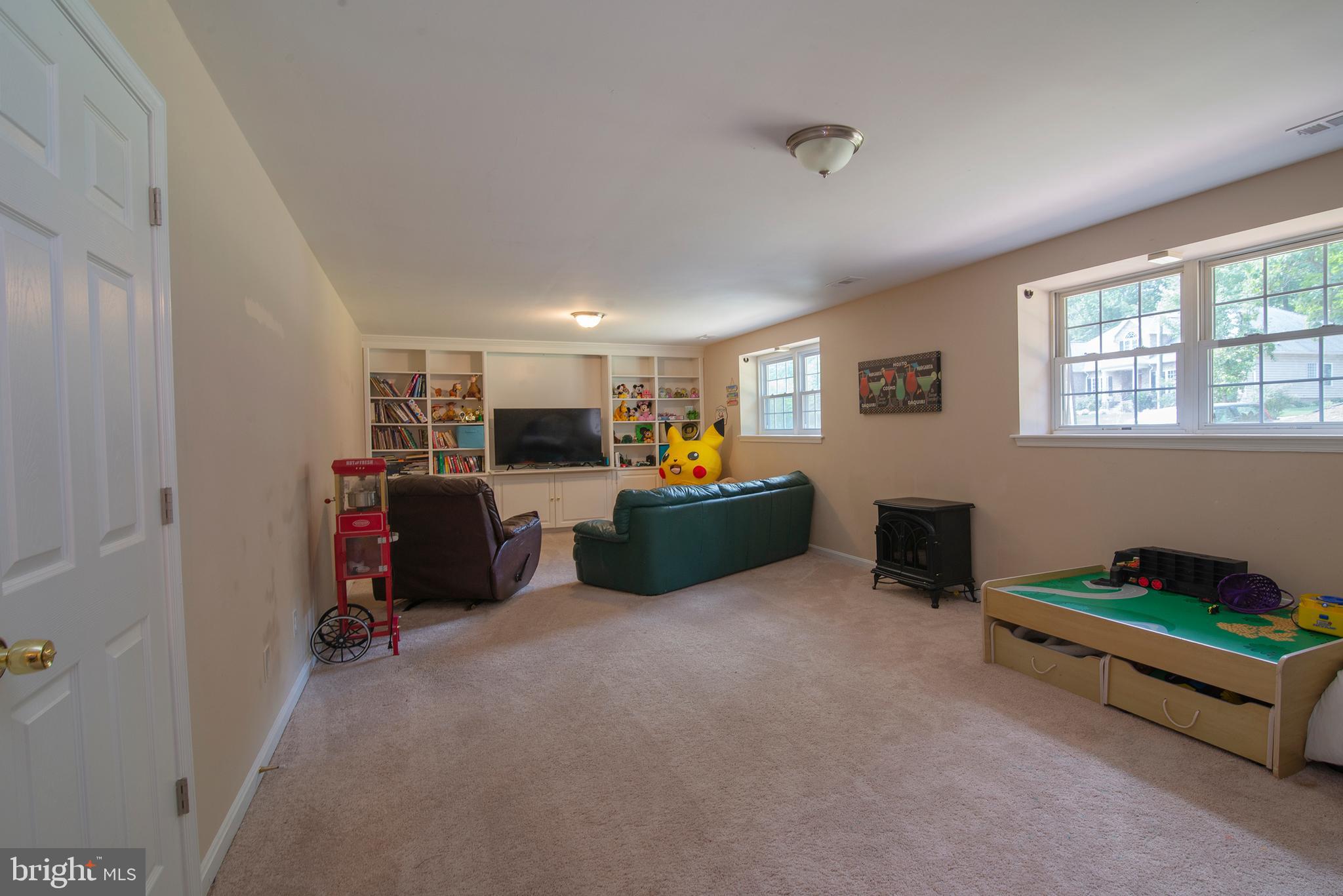 704 Gold Valley Road Locust Grove, VA 22508 - Photo 3 of 39 Built-ins and tv area /extra large family room