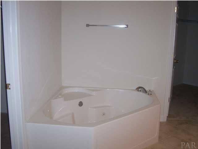 2207 Liberty Loop Road, Unit 18C Cantonment, FL 32533 - Photo 6 of 15 similar photo to lot 18c: Master bath garden tub