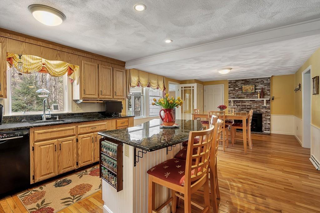 41 Horseshoe Road Chelmsford, MA 01824 - Photo 3 of 33 Gallery Image 3