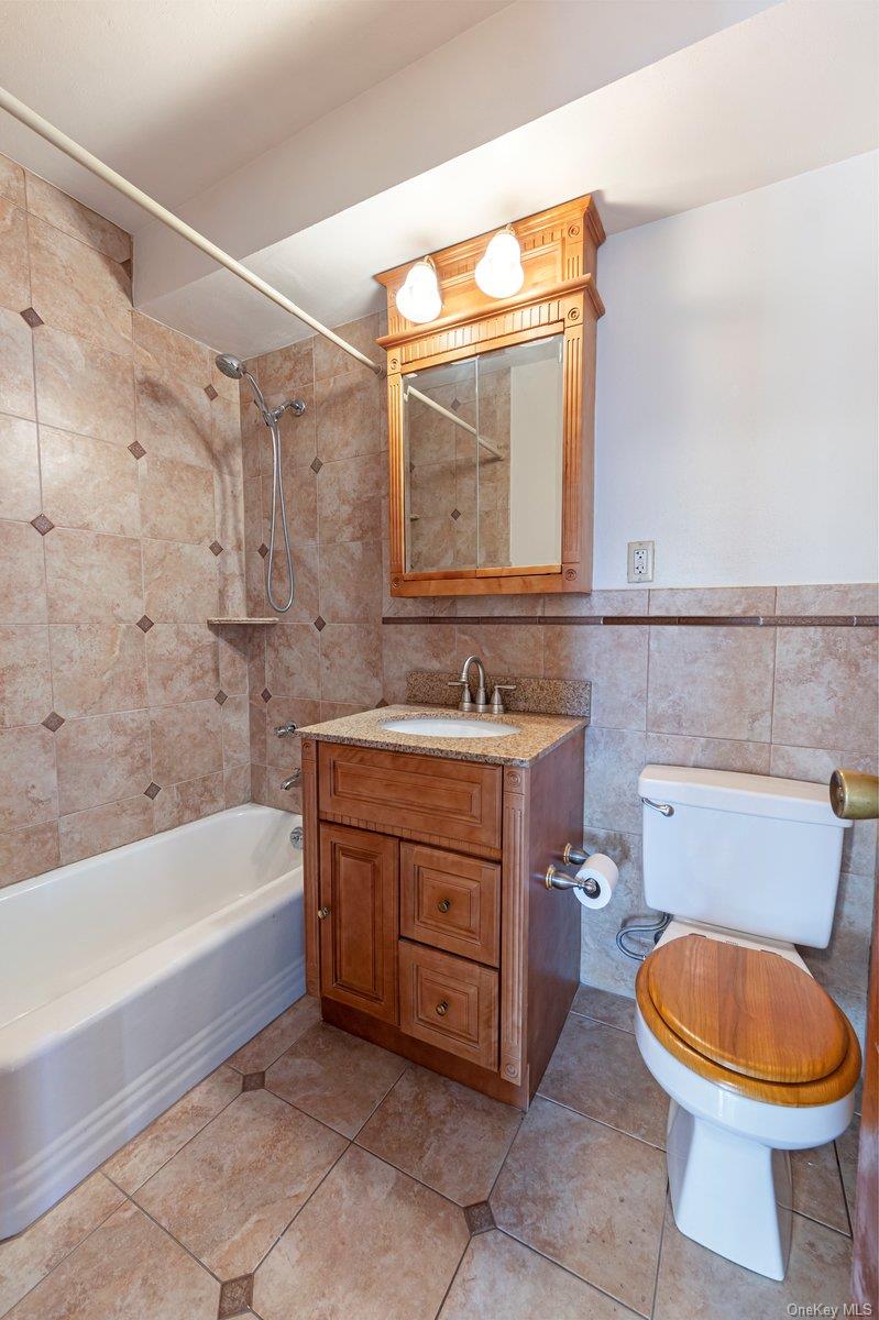 3121 Middletown Road, Unit 2K Bronx, NY 10461 - Photo 10 of 18 a bathroom with a sink a toilet and bathtub
