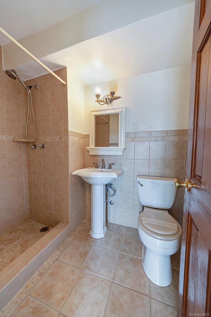 3121 Middletown Road, Unit 2K Bronx, NY 10461 - Photo 15 of 18 a bathroom with a toilet sink and shower