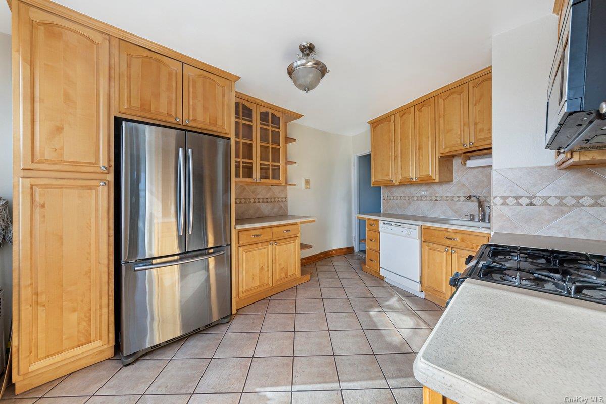 3121 Middletown Road, Unit 2K Bronx, NY 10461 - Photo 8 of 18 a kitchen with stainless steel appliances granite countertop a refrigerator a stove and a sink