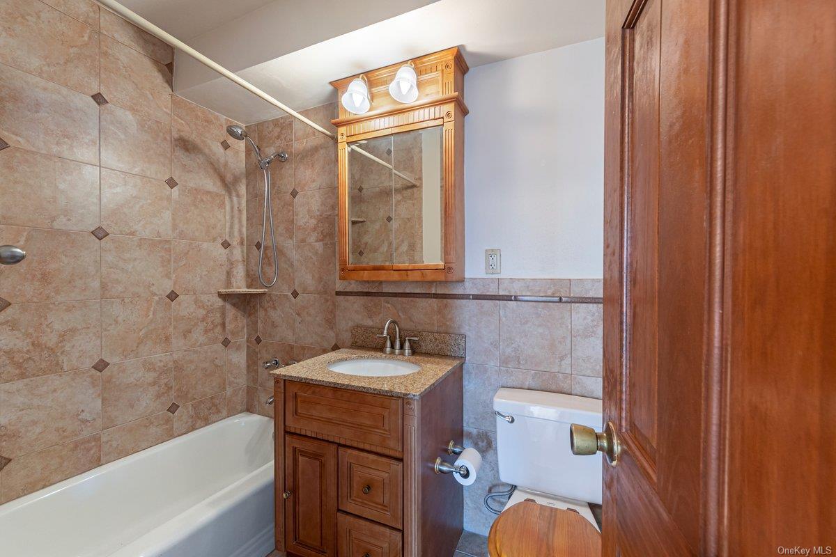 3121 Middletown Road, Unit 2K Bronx, NY 10461 - Photo 9 of 18 a bathroom with a sink a toilet and bathtub