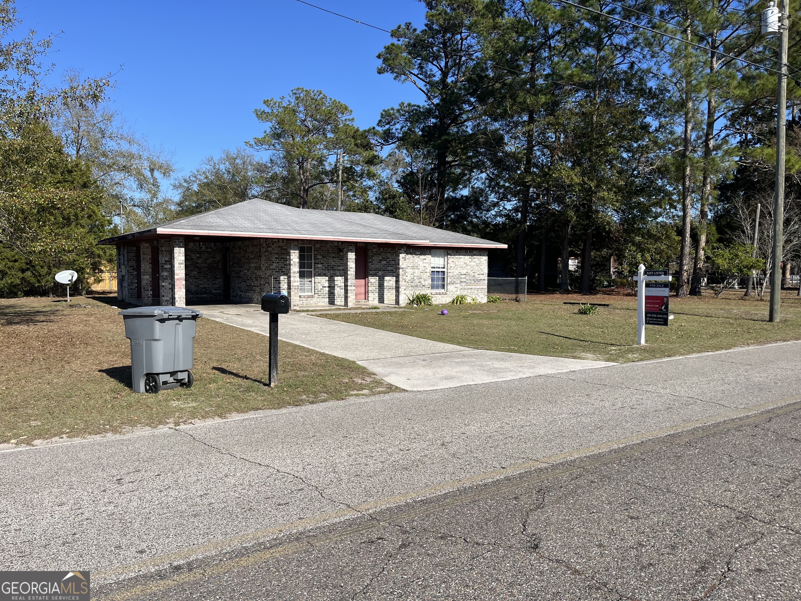 621 Pinewood Street Folkston, GA 31537 - Photo 3 of 14 a front view of a house with a yard