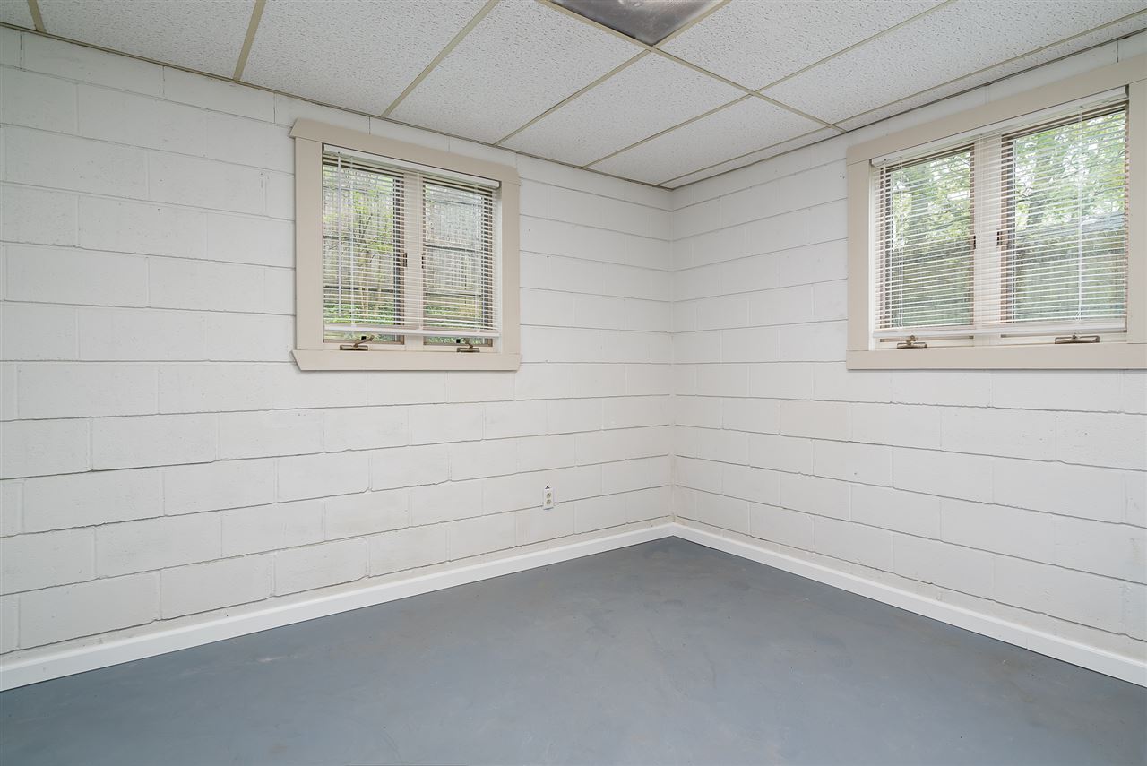 5114 Highcrest Road Rockford, IL 61107 - Photo 27 of 36 an empty room with a window
