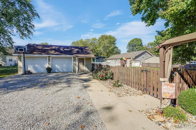 $203,000 | 311 South Hibbard Street, Staunton, IL 62088