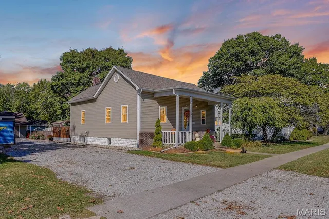 $203,000 | 311 South Hibbard Street, Staunton, IL 62088