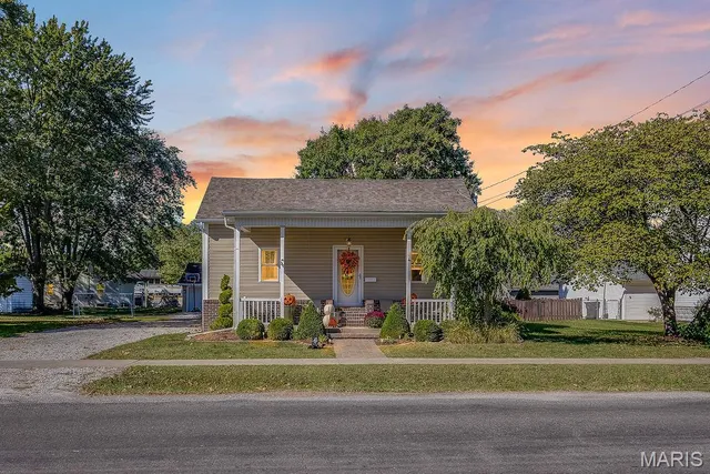 $199,900 | 311 South Hibbard Street, Staunton, IL 62088