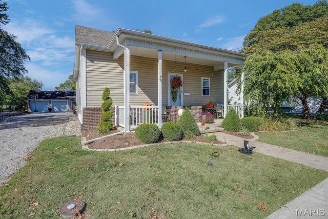 $203,000 | 311 South Hibbard Street, Staunton, IL 62088