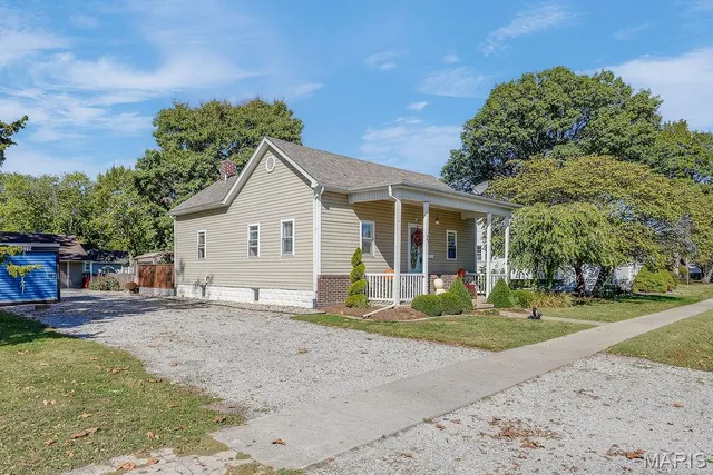$203,000 | 311 South Hibbard Street, Staunton, IL 62088
