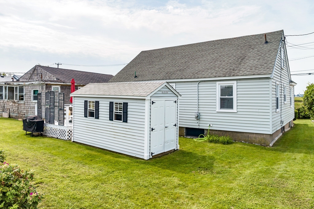 558 Winnacunnet Road Hampton, NH 03842 - Photo 7 of 40 a front view of a house with a yard