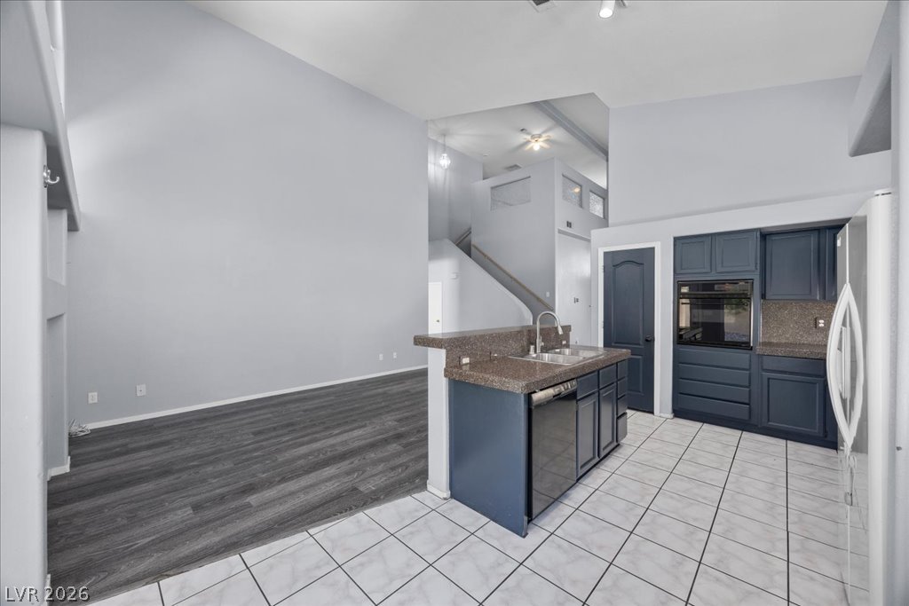 24 Olive Tree Henderson, NV 89074 - Photo 10 of 58 Kitchen/Family Room Combo
