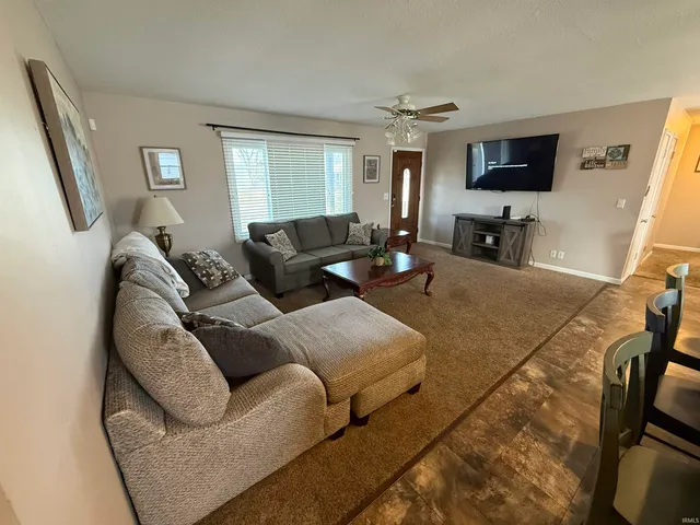 $229,000 | 300 North Barclay Drive, Vincennes, IN 47591