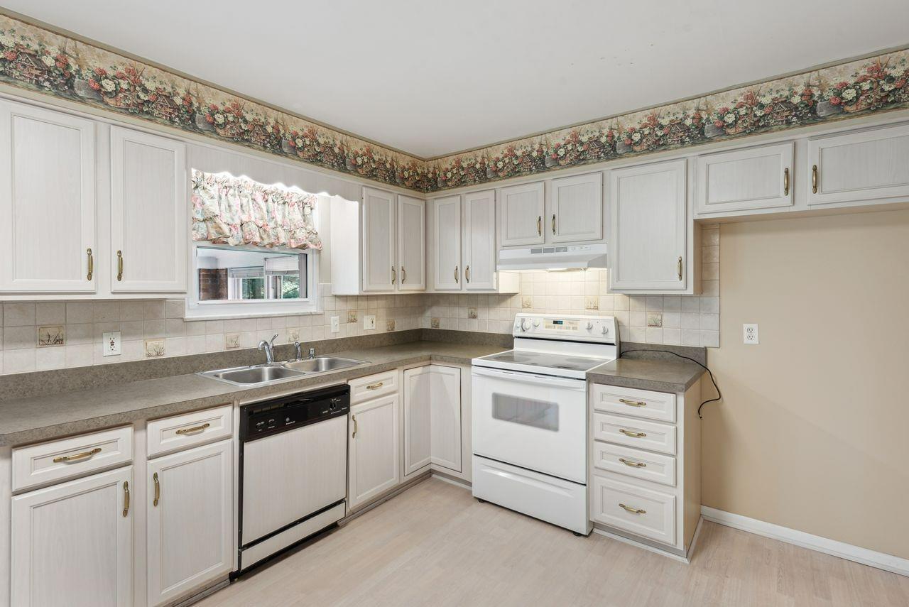 809 Locust Corner Road Cincinnati, OH 45245 - Photo 8 of 37 Gallery Image 8