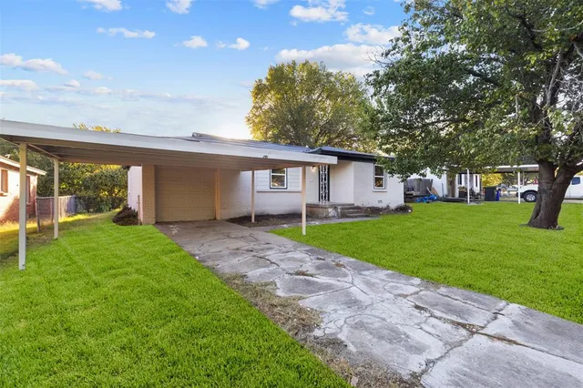 a view of a house with backyard and garden