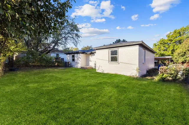 a view of a house with a back yard