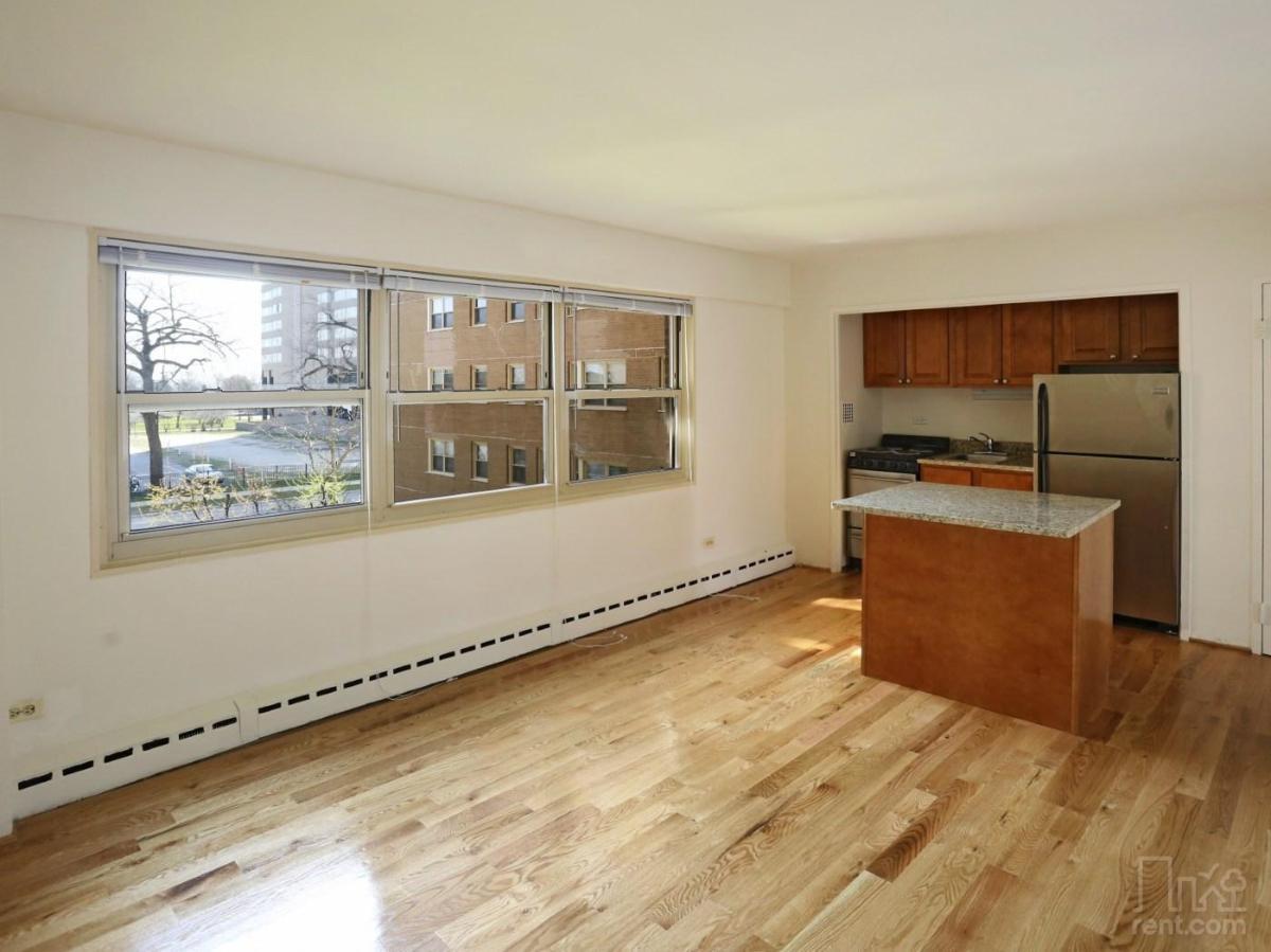 5630 North Sheridan Road, Unit 1205 Chicago, IL 60660 - Photo 6 of 7 a room with natural light