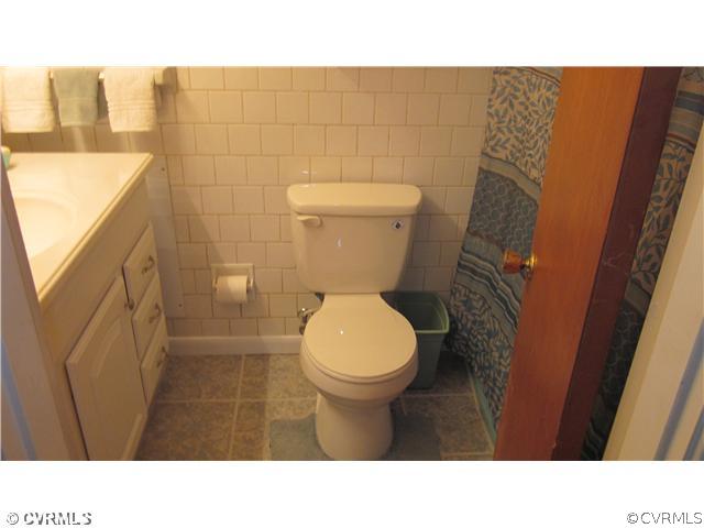 6923 Shawnee Road Richmond, VA 23225 - Photo 8 of 12 Other - Hall Bath with NEW tile flooring, raised t