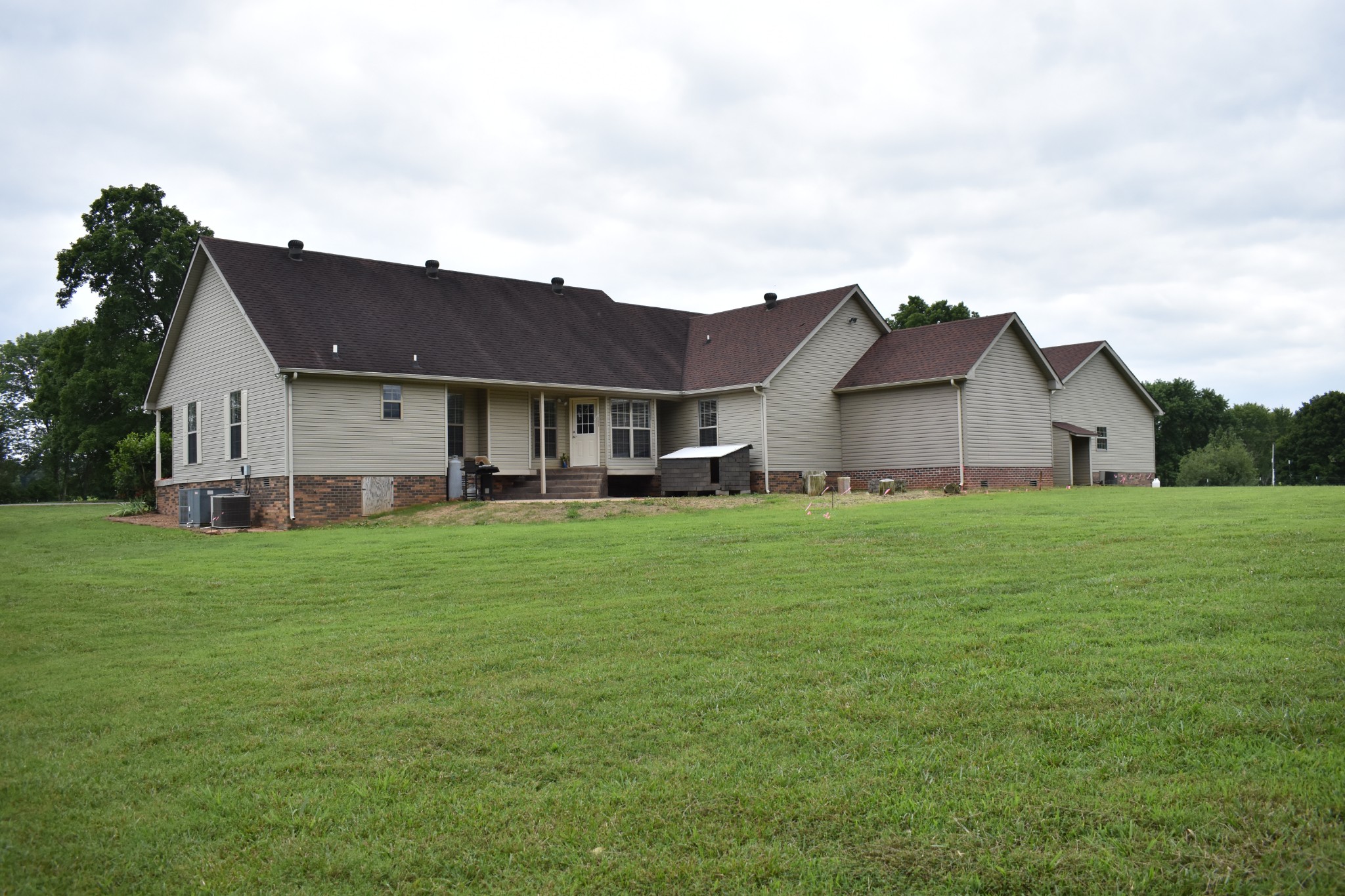 2466 Hinton Road Clarksville, TN 37043 - Photo 2 of 27 Gallery Image 2