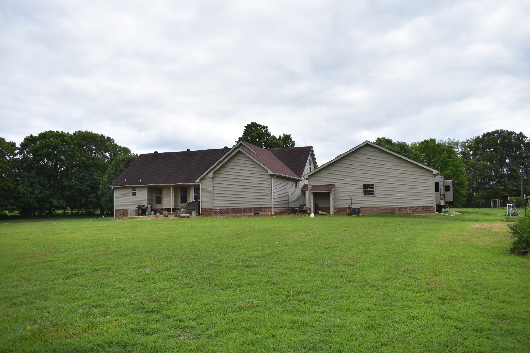 2466 Hinton Road Clarksville, TN 37043 - Photo 3 of 27 Gallery Image 3