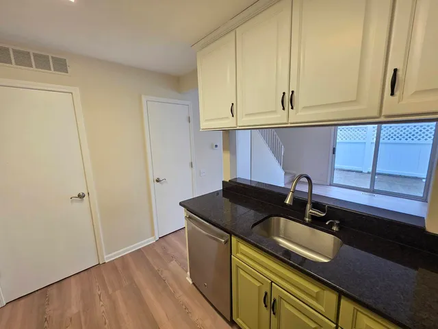 $2,100 | 482 Betsy Ross Court, Unit 482, Aurora, IL 60504