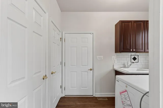 an empty room with closet and ceiling fan