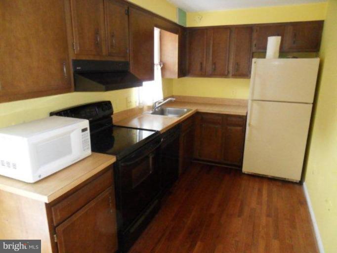 49 Shady Spring Place Gaithersburg, MD 20877 - Photo 2 of 4 Kitchen