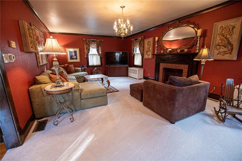 SPACIOUS LIVING ROOM WITH GAS FIREPLACE AND CROWN MOLDING