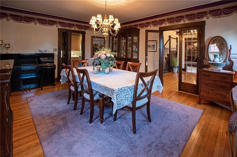 FORMAL DINING ROOM