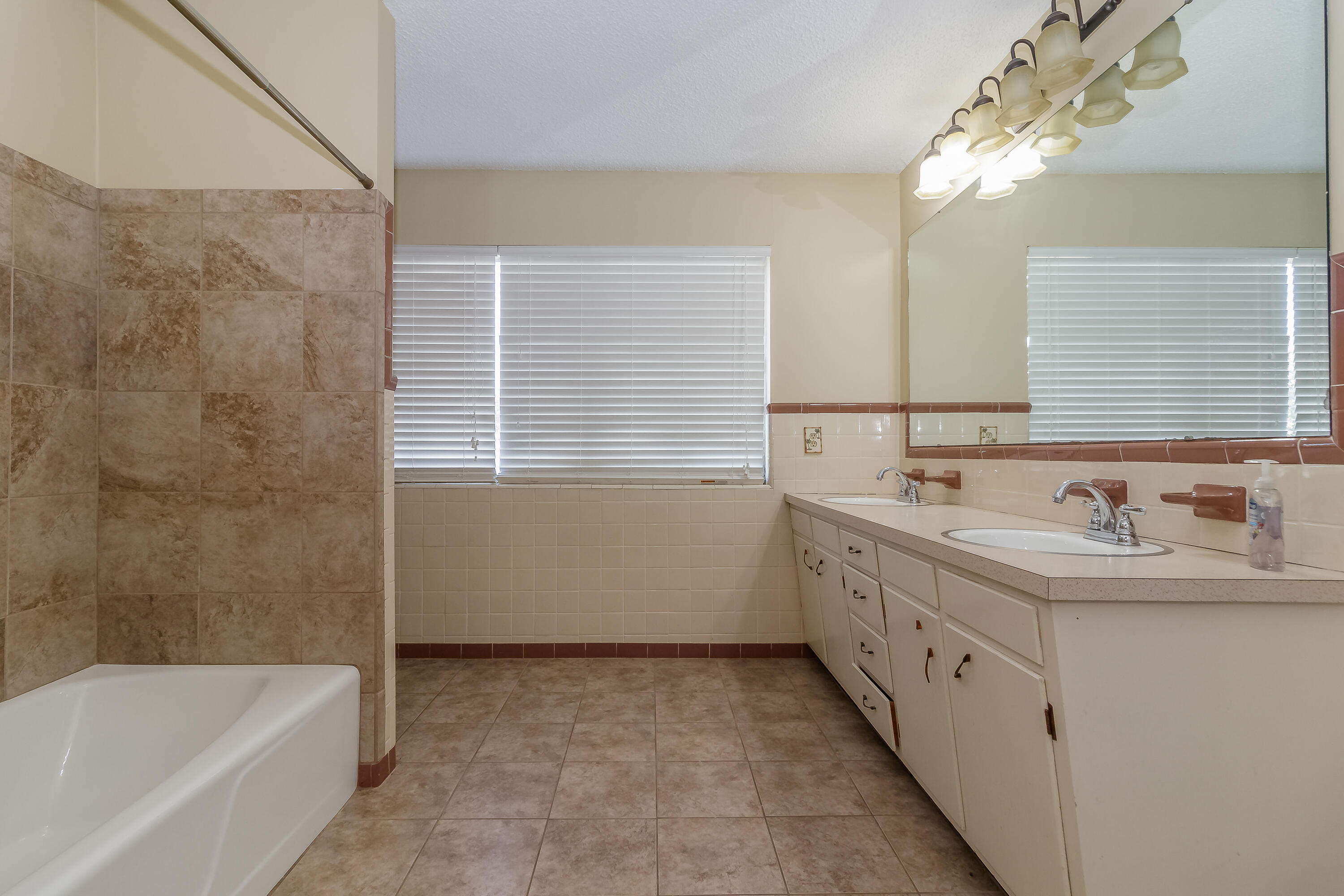 59 Stuart Road Fort Oglethorpe, GA 30742 - Photo 23 of 46 Jack 'n Jill Bathroom