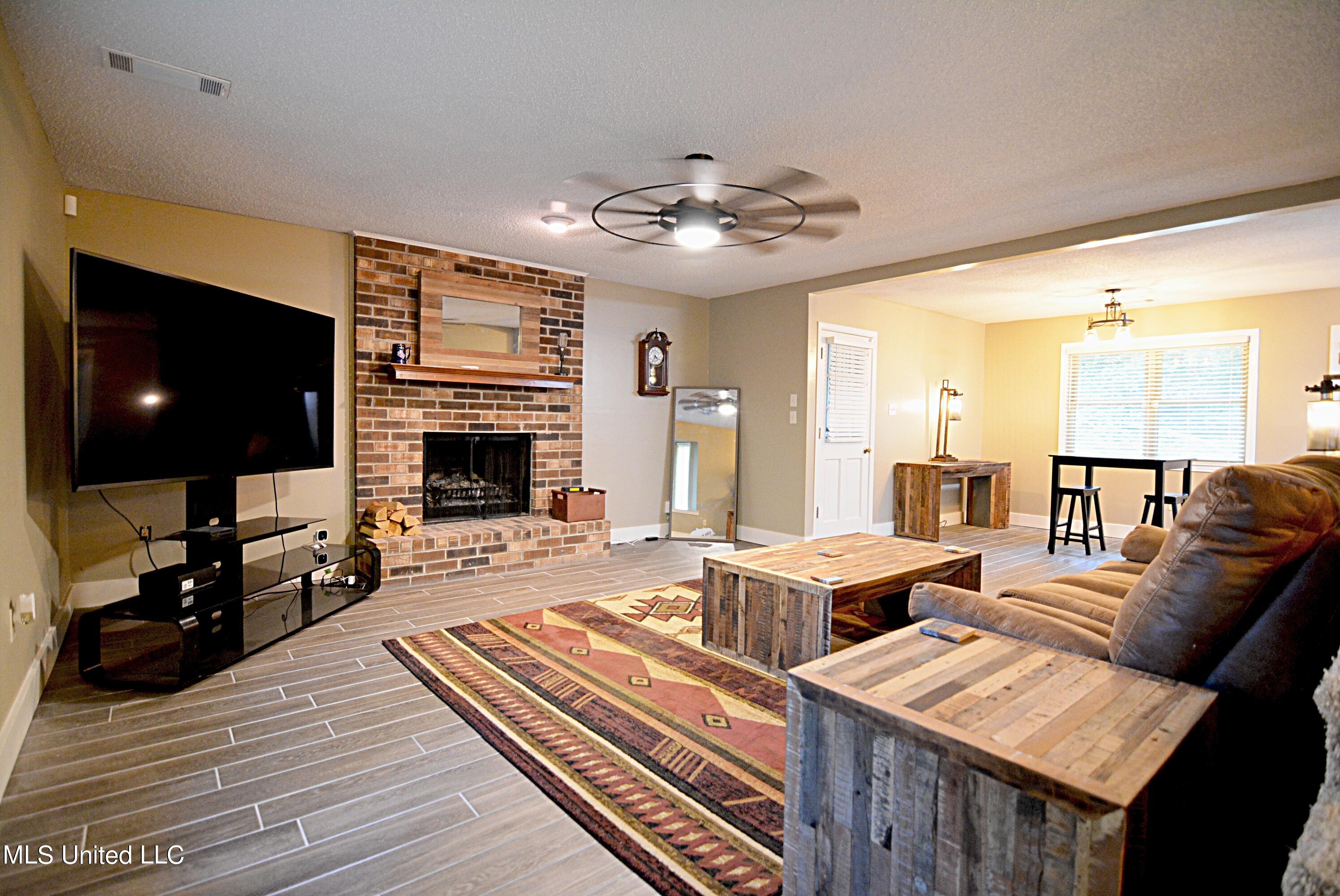 3550 Dean Road Nesbit, MS 38651 - Photo 4 of 28 Great Room from Entrance