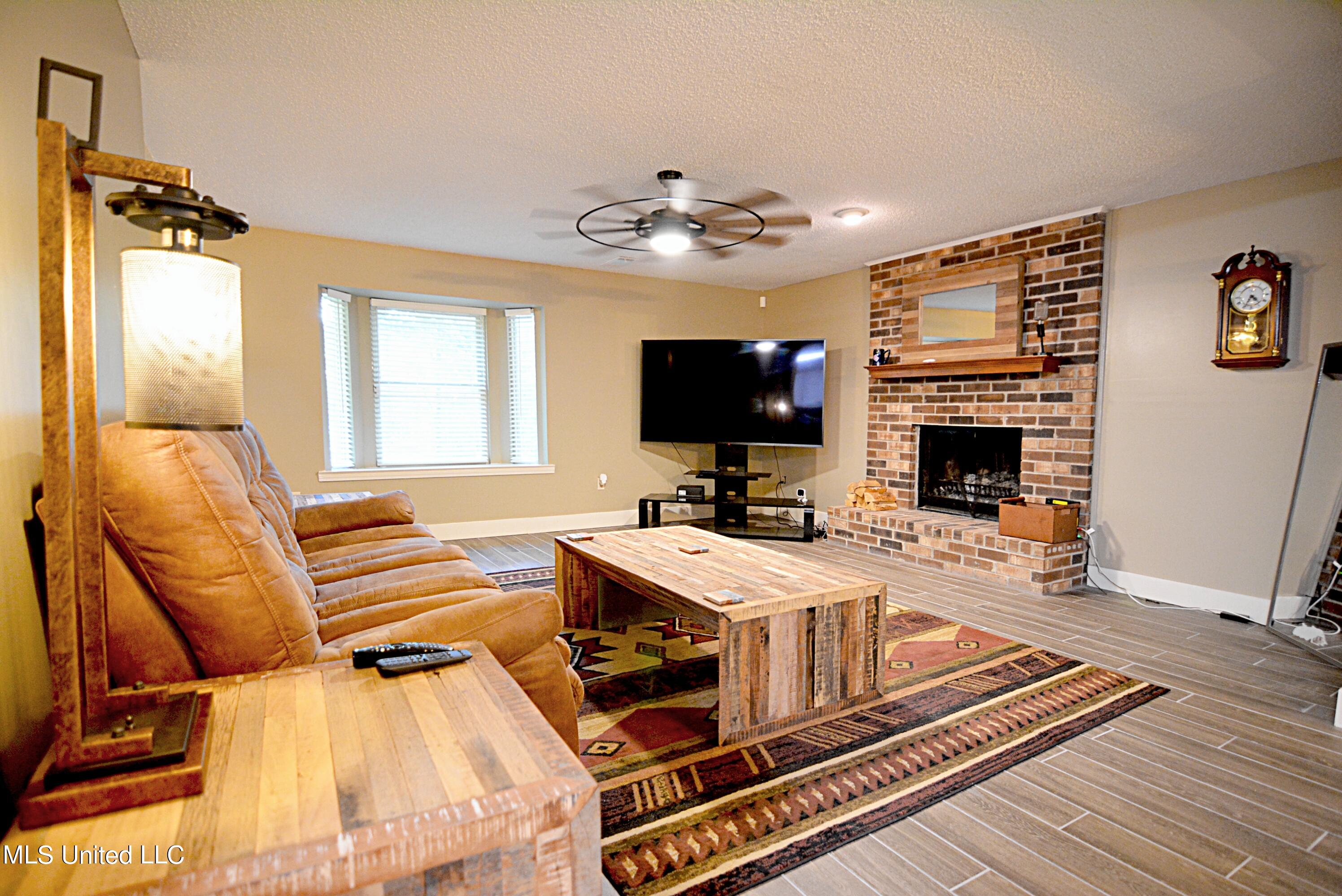 3550 Dean Road Nesbit, MS 38651 - Photo 5 of 28 Great Room from Kitchen